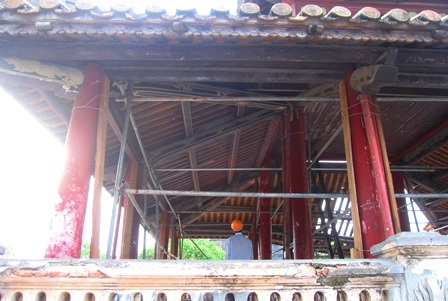 Hệ khung của Phu Văn Lâu đã được chống đỡ sau khi sự cố xảy ra